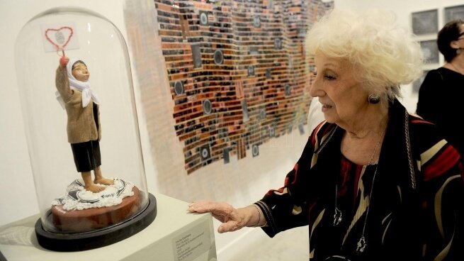 El arte rinde homenaje a Abuelas de Plaza de Mayo con una gigantesca muestra colectiva